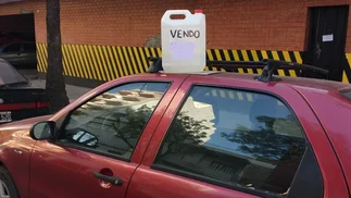 La capital del 'bidón en el techo' donde se venden más autos usados que en CABA
