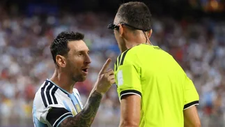 La prensa inglesa cargó al árbitro de Argentina y denunció un favoritismo hacia Messi
