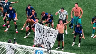 FIFA investiga a la AFA por la bandera de 'Las Malvinas son Argentinas'
