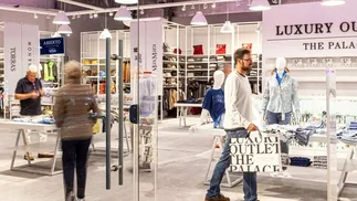 Outlet de primeras marcas: cuánto salen los jeans, camperas y perfumes con rebajas de 70%
