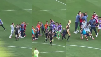 Empujones, agarrones y algunos golpes que no se vieron tras el final del partido