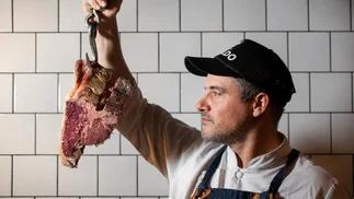 Es cocinero y convirtió la fábrica de camisas del abuelo en una de las mejores parrillas