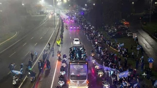 La Selección llegó al país y fue recibida por los hinchas en su camino al predio de Ezeiza