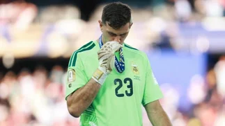Dibu Martínez pidió disculpas tras la final del Mundial y generó dudas sobre su futuro