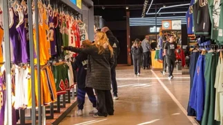 Cuánto cuestan las camisetas y zapatillas en la nueva NBA Store recién inaugurada