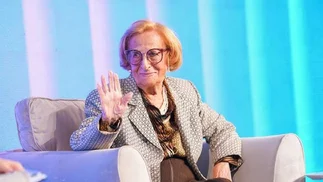 Tiene 101 años, maneja y traba todos los días y es una sensación en las redes sociales