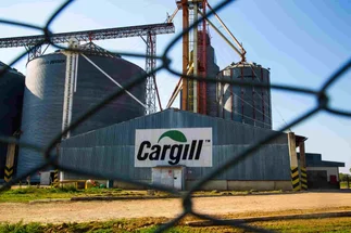 Cargill frena su planta en Arribeños por un choque con camioneros y hay alerta en el campo