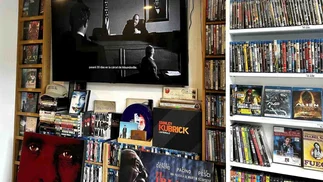 Es uno de los últimos y sigue abierto, así es el videoclub que sobrevive en Buenos Aires