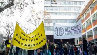 Investigadores del CONICET reclaman por 400 becas y alertan por la continuidad científica