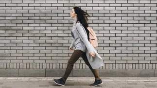 Caminar después de comer, el hábito que regula la glucosa y acelera el metabolismo