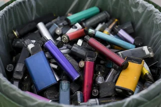 Los vapeadores ya son basura electrónica y CABA obliga a tabacaleras a reciclarlos