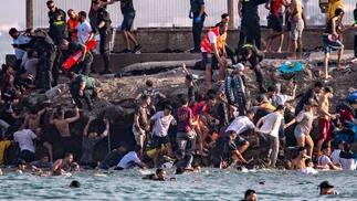 Italia cierra sus fronteras con España por la crisis migratoria que ya dejó 57 muertos