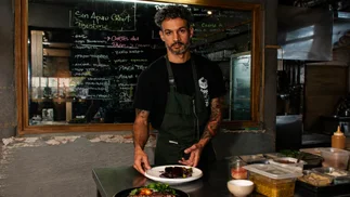 Es chef, huyó de Venezuela y abrió un restaurante en Colegiales que es único