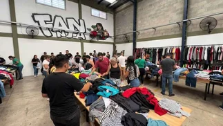 La feria de ropa importada que liquida prendas desde $3.000 y llega a San Justo