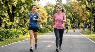Caminar o correr después de los 50: qué conviene para corazón y peso