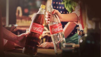 Coca-Cola lanzó una nueva promoción en Argentina: con 2 tapas y $3.500 te llevás un regalo