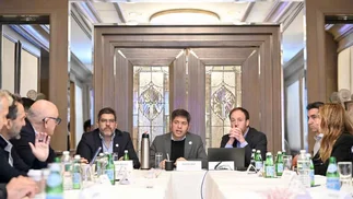 Kicillof se reunió con BlackRock y cuestionó el plan de Milei