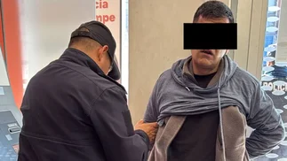 Entraron a robar un banco, hubo disparos y los clientes detuvieron a un ladrón