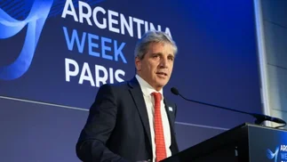 Caputo no descarta que crezca la turbulencia y refuerza compra de dólares