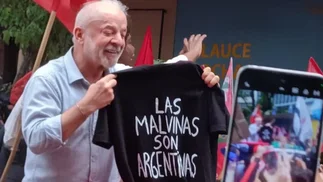 Lula mostró una remera con la leyenda 'las Malvinas son argentinas' en un acto electoral
