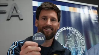 Messi recibió el doctorado Honoris Causa de la UBA antes de su despedida de la Selección