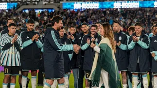 Cuánto sale el poncho que usó la Sole en la despedida de Lionel Messi