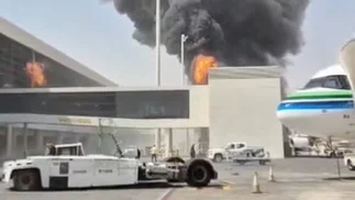 Impactante video del momento en que un misil impactó en un aeropuerto de Arabia Saudita
