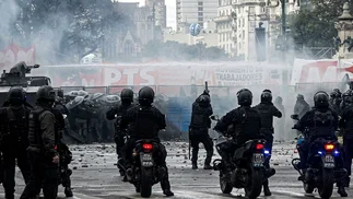 Violento choque entre policía y manifestantes con piedras y gases en marcha universitaria
