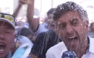 Viral: periodista quedó en medio de los festejos por la selección