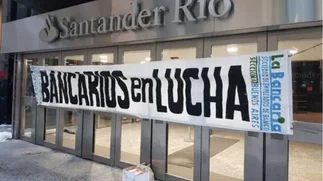 Alerta en la embajada de España por marcha de bancarios: rechazan despidos en Santander