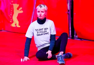 Berlín: la protesta de dos activistas contra el cambio climático