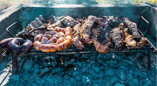 Lo que cuesta hacer un asado completo en Florianópolis versus lo que vale en Buenos Aires