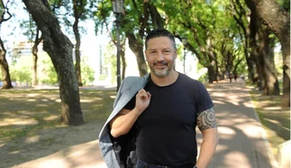 Quién es Gustavo Menéndez, intendente que vive 'a lo Insaurralde'