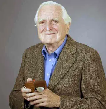 Engelbart en 2008, con uno de sus prototipos de mouse.