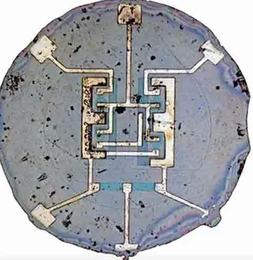 El primer circuito integrado de Fairchild en 1960 incluía cuatro transistores. 