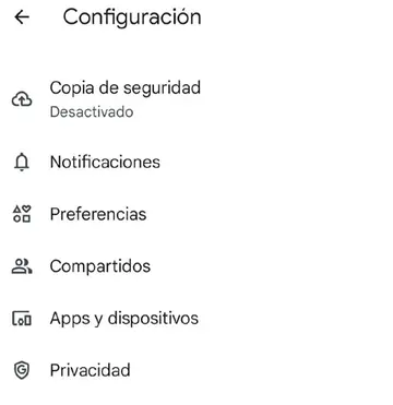 Si tu celular no realiza una copia de seguridad de tus fotos, dirigíte a Configuración > Copia de seguridad y sincronización.