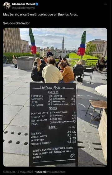 La pizarra con los valores de café en Bélgica