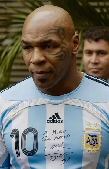 Mike Tyson con la camiseta firmada por Diego Maradona