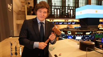 Javier Milei tocó la campana en Wall Street y abrió la jornada bursátil: así fue el momento