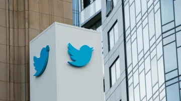 A 19 años de la creación de Twitter: subastan el histórico cartel del 'pajarito'