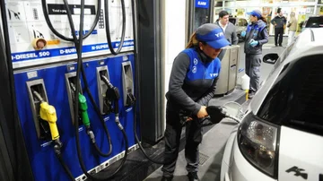 Desde este jueves YPF bajará los precios de la nafta y el gasoil