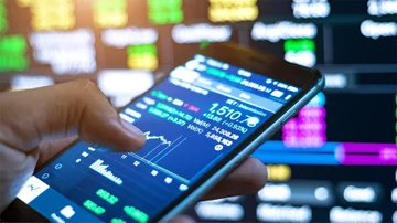 Apertura del mercado tras los anuncios de Caputo: a cuánto llegó el dólar oficial, blue, MEP y acciones