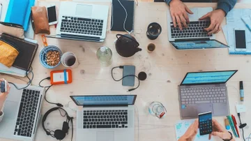 ¿Fuga de talentos tech?: pese a tener elevados salarios en pesos, se van del país para ganar en dólares