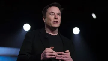 Un grupo de accionistas de Tesla demandó a Elon Musk y a la junta directiva: qué pasó