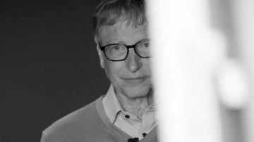 La intrigante verdad tras las teorías de conspiración que siguen a Bill Gates