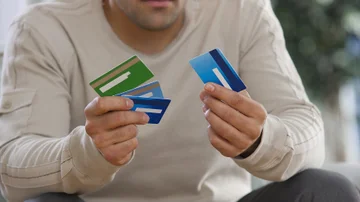 Basta de darle la tarjeta a otro a la hora de pagar: por qué esa costumbre va a cambiar y qué se usará en reemplazo