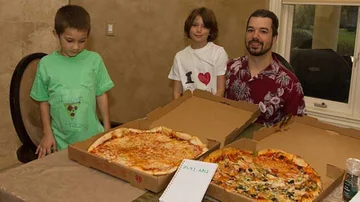 Bitcoin cumple 16 años: conoce la historia del hombre que pagó u$s1.000 millones por una pizza