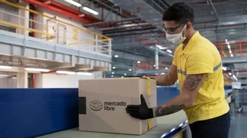 Galperin le gana a Moyano en la Justicia: cuál es el convenio colectivo de Mercado Libre en el centro logístico
