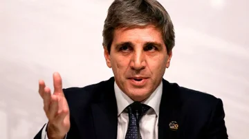 Caputo anunció que planean lanzar una tarjeta de débito en dólares: quiénes podrán solicitarla
