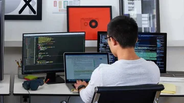 Los hermanos malvados de ChatGPT: cómo se usa la inteligencia artificial para robarte plata y datos